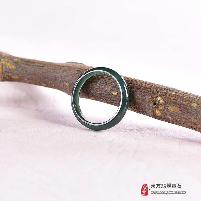 翡翠戒指|天然玉石玉戒・日常配戴與送禮款式|圓滿和合・平安順遂・吉祥如意・福氣常伴・情緣長久|翡翠玉戒・版指戒・板指戒・結婚戒指・男女對戒・情侶對戒|可客製化訂做各式翡翠戒指、吊墜、玉珮與項鍊|RNG1028|商品照片與資料介紹 3 翡翠戒指|天然玉石玉戒・日常配戴與送禮款式|圓滿和合・平安順遂・吉祥如意・福氣常伴・情緣長久|翡翠玉戒・版指戒・板指戒・結婚戒指・男女對戒・情侶對戒|可客製化訂做各式翡翠戒指、吊墜、玉珮與項鍊|RNG1028|商品照片與資料介紹 3