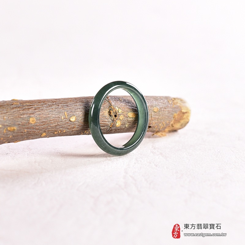 翡翠戒指|天然玉石玉戒・日常配戴與送禮款式|圓滿和合・平安順遂・吉祥如意・福氣常伴・情緣長久|翡翠玉戒・版指戒・板指戒・結婚戒指・男女對戒・情侶對戒|可客製化訂做各式翡翠戒指、吊墜、玉珮與項鍊|RNG1028|商品照片與資料介紹 4 翡翠戒指|天然玉石玉戒・日常配戴與送禮款式|圓滿和合・平安順遂・吉祥如意・福氣常伴・情緣長久|翡翠玉戒・版指戒・板指戒・結婚戒指・男女對戒・情侶對戒|可客製化訂做各式翡翠戒指、吊墜、玉珮與項鍊|RNG1028|商品照片與資料介紹 4