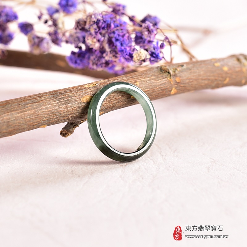 翡翠戒指|天然玉石玉戒・日常配戴與送禮款式|圓滿和合・平安順遂・吉祥如意・福氣常伴・情緣長久|翡翠玉戒・版指戒・板指戒・結婚戒指・男女對戒・情侶對戒|可客製化訂做各式翡翠戒指、吊墜、玉珮與項鍊|RNG1033|商品照片與資料介紹 5 翡翠戒指|天然玉石玉戒・日常配戴與送禮款式|圓滿和合・平安順遂・吉祥如意・福氣常伴・情緣長久|翡翠玉戒・版指戒・板指戒・結婚戒指・男女對戒・情侶對戒|可客製化訂做各式翡翠戒指、吊墜、玉珮與項鍊|RNG1033|商品照片與資料介紹 5