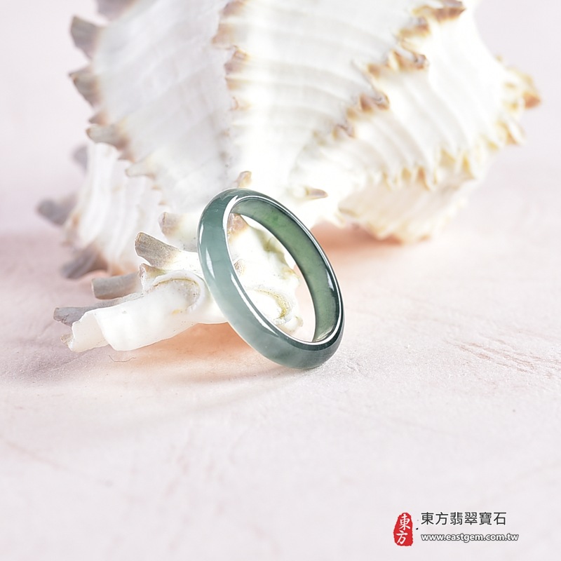翡翠戒指|天然玉石玉戒・日常配戴與送禮款式|圓滿和合・平安順遂・吉祥如意・福氣常伴・情緣長久|翡翠玉戒・版指戒・板指戒・結婚戒指・男女對戒・情侶對戒|可客製化訂做各式翡翠戒指、吊墜、玉珮與項鍊|RNG1036|商品照片與資料介紹 4 翡翠戒指|天然玉石玉戒・日常配戴與送禮款式|圓滿和合・平安順遂・吉祥如意・福氣常伴・情緣長久|翡翠玉戒・版指戒・板指戒・結婚戒指・男女對戒・情侶對戒|可客製化訂做各式翡翠戒指、吊墜、玉珮與項鍊|RNG1036|商品照片與資料介紹 4