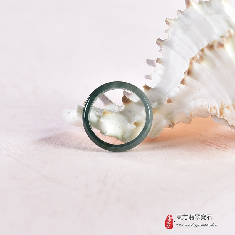 翡翠戒指|天然玉石玉戒・日常配戴與送禮款式|圓滿和合・平安順遂・吉祥如意・福氣常伴・情緣長久|翡翠玉戒・版指戒・板指戒・結婚戒指・男女對戒・情侶對戒|可客製化訂做各式翡翠戒指、吊墜、玉珮與項鍊|RNG1037|商品照片與資料介紹 3 翡翠戒指|天然玉石玉戒・日常配戴與送禮款式|圓滿和合・平安順遂・吉祥如意・福氣常伴・情緣長久|翡翠玉戒・版指戒・板指戒・結婚戒指・男女對戒・情侶對戒|可客製化訂做各式翡翠戒指、吊墜、玉珮與項鍊|RNG1037|商品照片與資料介紹 3