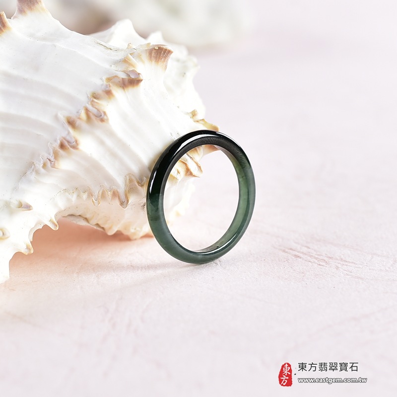 翡翠戒指|天然玉石玉戒・日常配戴與送禮款式|圓滿和合・平安順遂・吉祥如意・福氣常伴・情緣長久|翡翠玉戒・版指戒・板指戒・結婚戒指・男女對戒・情侶對戒|可客製化訂做各式翡翠戒指、吊墜、玉珮與項鍊|RNG1037|商品照片與資料介紹 4 翡翠戒指|天然玉石玉戒・日常配戴與送禮款式|圓滿和合・平安順遂・吉祥如意・福氣常伴・情緣長久|翡翠玉戒・版指戒・板指戒・結婚戒指・男女對戒・情侶對戒|可客製化訂做各式翡翠戒指、吊墜、玉珮與項鍊|RNG1037|商品照片與資料介紹 4