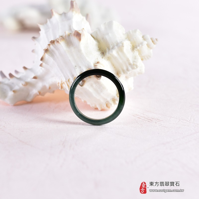 翡翠戒指|天然玉石玉戒・日常配戴與送禮款式|圓滿和合・平安順遂・吉祥如意・福氣常伴・情緣長久|翡翠玉戒・版指戒・板指戒・結婚戒指・男女對戒・情侶對戒|可客製化訂做各式翡翠戒指、吊墜、玉珮與項鍊|RNG1037|商品照片與資料介紹 5 翡翠戒指|天然玉石玉戒・日常配戴與送禮款式|圓滿和合・平安順遂・吉祥如意・福氣常伴・情緣長久|翡翠玉戒・版指戒・板指戒・結婚戒指・男女對戒・情侶對戒|可客製化訂做各式翡翠戒指、吊墜、玉珮與項鍊|RNG1037|商品照片與資料介紹 5