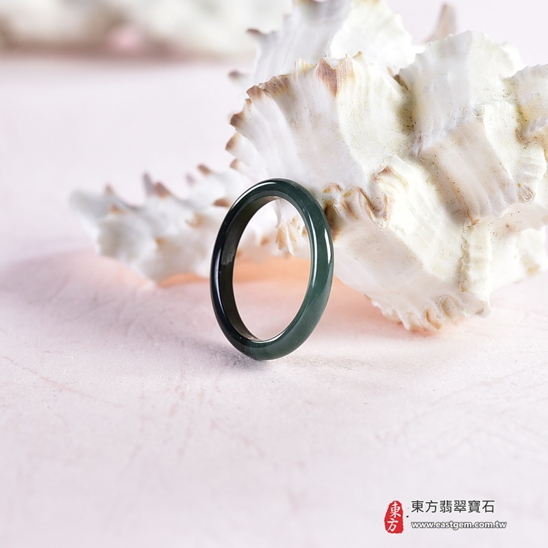 翡翠戒指|天然玉石玉戒・日常配戴與送禮款式|圓滿和合・平安順遂・吉祥如意・福氣常伴・情緣長久|翡翠玉戒・版指戒・板指戒・結婚戒指・男女對戒・情侶對戒|可客製化訂做各式翡翠戒指、吊墜、玉珮與項鍊|RNG1037|商品照片與資料介紹 6 翡翠戒指|天然玉石玉戒・日常配戴與送禮款式|圓滿和合・平安順遂・吉祥如意・福氣常伴・情緣長久|翡翠玉戒・版指戒・板指戒・結婚戒指・男女對戒・情侶對戒|可客製化訂做各式翡翠戒指、吊墜、玉珮與項鍊|RNG1037|商品照片與資料介紹 6