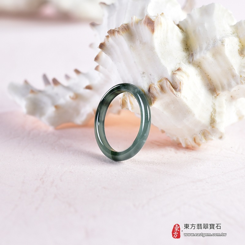 翡翠戒指|天然玉石玉戒・日常配戴與送禮款式|圓滿和合・平安順遂・吉祥如意・福氣常伴・情緣長久|翡翠玉戒・版指戒・板指戒・結婚戒指・男女對戒・情侶對戒|可客製化訂做各式翡翠戒指、吊墜、玉珮與項鍊|RNG1038|商品照片與資料介紹 4 翡翠戒指|天然玉石玉戒・日常配戴與送禮款式|圓滿和合・平安順遂・吉祥如意・福氣常伴・情緣長久|翡翠玉戒・版指戒・板指戒・結婚戒指・男女對戒・情侶對戒|可客製化訂做各式翡翠戒指、吊墜、玉珮與項鍊|RNG1038|商品照片與資料介紹 4