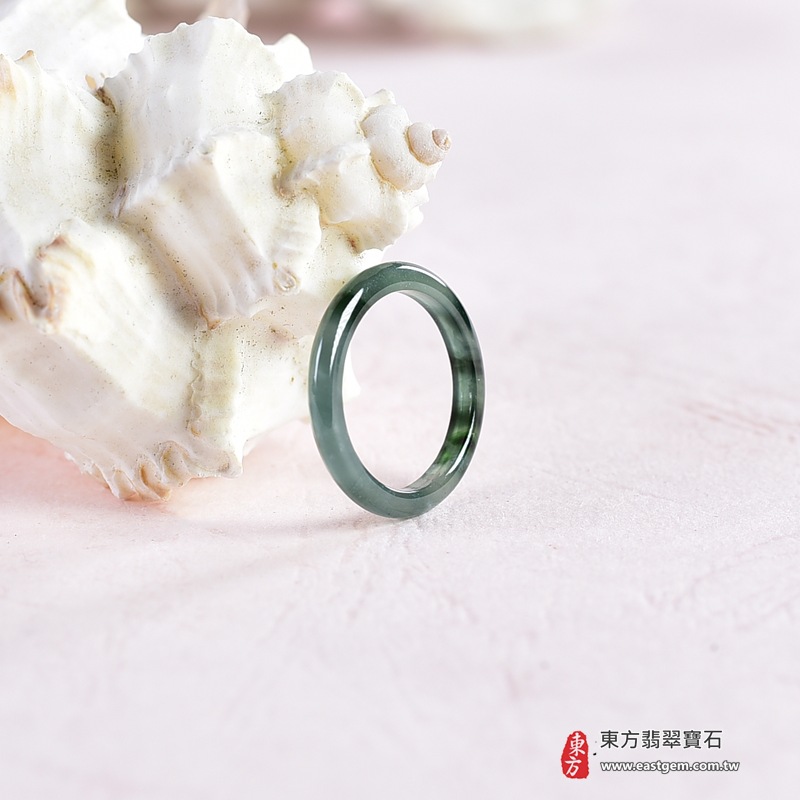 翡翠戒指|天然玉石玉戒・日常配戴與送禮款式|圓滿和合・平安順遂・吉祥如意・福氣常伴・情緣長久|翡翠玉戒・版指戒・板指戒・結婚戒指・男女對戒・情侶對戒|可客製化訂做各式翡翠戒指、吊墜、玉珮與項鍊|RNG1038|商品照片與資料介紹 6 翡翠戒指|天然玉石玉戒・日常配戴與送禮款式|圓滿和合・平安順遂・吉祥如意・福氣常伴・情緣長久|翡翠玉戒・版指戒・板指戒・結婚戒指・男女對戒・情侶對戒|可客製化訂做各式翡翠戒指、吊墜、玉珮與項鍊|RNG1038|商品照片與資料介紹 6