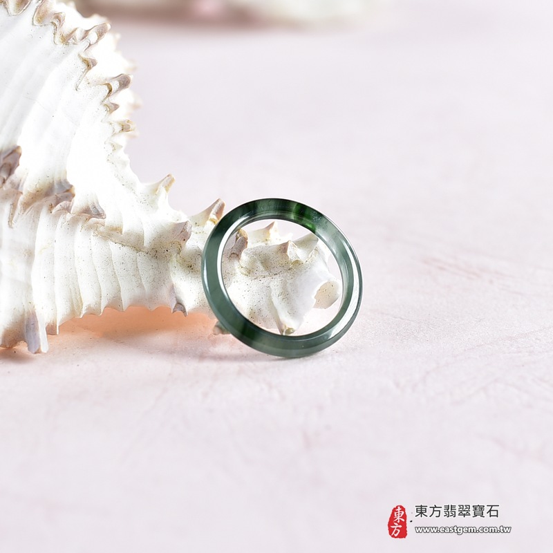 翡翠戒指|天然玉石玉戒・日常配戴與送禮款式|圓滿和合・平安順遂・吉祥如意・福氣常伴・情緣長久|翡翠玉戒・版指戒・板指戒・結婚戒指・男女對戒・情侶對戒|可客製化訂做各式翡翠戒指、吊墜、玉珮與項鍊|RNG1038|商品照片與資料介紹 7 翡翠戒指|天然玉石玉戒・日常配戴與送禮款式|圓滿和合・平安順遂・吉祥如意・福氣常伴・情緣長久|翡翠玉戒・版指戒・板指戒・結婚戒指・男女對戒・情侶對戒|可客製化訂做各式翡翠戒指、吊墜、玉珮與項鍊|RNG1038|商品照片與資料介紹 7