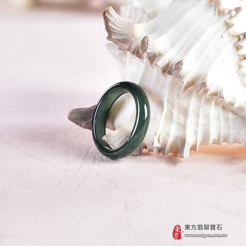 翡翠戒指|天然玉石玉戒・日常配戴與送禮款式|圓滿和合・平安順遂・吉祥如意・福氣常伴・情緣長久|翡翠玉戒・版指戒・板指戒・結婚戒指・男女對戒・情侶對戒|可客製化訂做各式翡翠戒指、吊墜、玉珮與項鍊|RNG1039|商品照片與資料介紹 4 翡翠戒指|天然玉石玉戒・日常配戴與送禮款式|圓滿和合・平安順遂・吉祥如意・福氣常伴・情緣長久|翡翠玉戒・版指戒・板指戒・結婚戒指・男女對戒・情侶對戒|可客製化訂做各式翡翠戒指、吊墜、玉珮與項鍊|RNG1039|商品照片與資料介紹 4