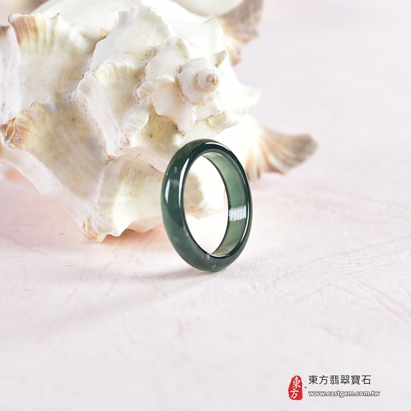 翡翠戒指|天然玉石玉戒・日常配戴與送禮款式|圓滿和合・平安順遂・吉祥如意・福氣常伴・情緣長久|翡翠玉戒・版指戒・板指戒・結婚戒指・男女對戒・情侶對戒|可客製化訂做各式翡翠戒指、吊墜、玉珮與項鍊|RNG1039|商品照片與資料介紹 6 翡翠戒指|天然玉石玉戒・日常配戴與送禮款式|圓滿和合・平安順遂・吉祥如意・福氣常伴・情緣長久|翡翠玉戒・版指戒・板指戒・結婚戒指・男女對戒・情侶對戒|可客製化訂做各式翡翠戒指、吊墜、玉珮與項鍊|RNG1039|商品照片與資料介紹 6