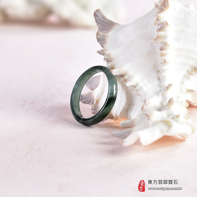 翡翠戒指|天然玉石玉戒・日常配戴與送禮款式|圓滿和合・平安順遂・吉祥如意・福氣常伴・情緣長久|翡翠玉戒・版指戒・板指戒・結婚戒指・男女對戒・情侶對戒|可客製化訂做各式翡翠戒指、吊墜、玉珮與項鍊|RNG1040|商品照片與資料介紹 4 翡翠戒指|天然玉石玉戒・日常配戴與送禮款式|圓滿和合・平安順遂・吉祥如意・福氣常伴・情緣長久|翡翠玉戒・版指戒・板指戒・結婚戒指・男女對戒・情侶對戒|可客製化訂做各式翡翠戒指、吊墜、玉珮與項鍊|RNG1040|商品照片與資料介紹 4