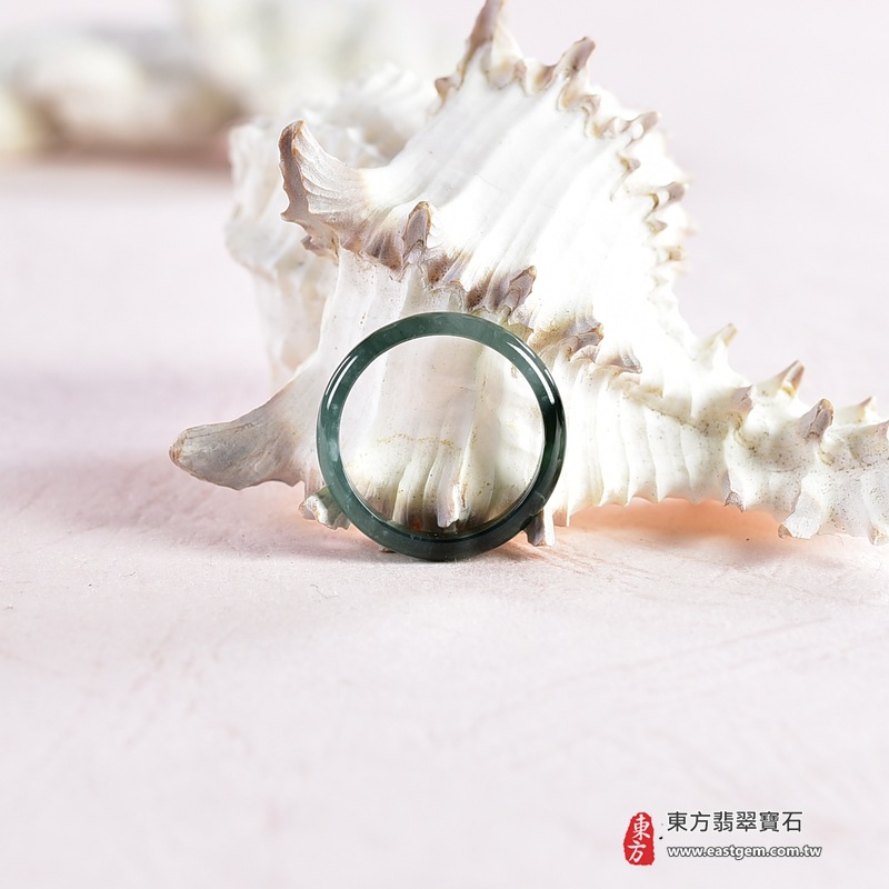 翡翠戒指|天然玉石玉戒・日常配戴與送禮款式|圓滿和合・平安順遂・吉祥如意・福氣常伴・情緣長久|翡翠玉戒・版指戒・板指戒・結婚戒指・男女對戒・情侶對戒|可客製化訂做各式翡翠戒指、吊墜、玉珮與項鍊|RNG1040|商品照片與資料介紹 5 翡翠戒指|天然玉石玉戒・日常配戴與送禮款式|圓滿和合・平安順遂・吉祥如意・福氣常伴・情緣長久|翡翠玉戒・版指戒・板指戒・結婚戒指・男女對戒・情侶對戒|可客製化訂做各式翡翠戒指、吊墜、玉珮與項鍊|RNG1040|商品照片與資料介紹 5