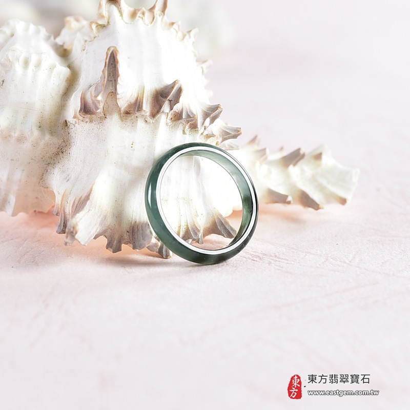 翡翠戒指|天然玉石玉戒・日常配戴與送禮款式|圓滿和合・平安順遂・吉祥如意・福氣常伴・情緣長久|翡翠玉戒・版指戒・板指戒・結婚戒指・男女對戒・情侶對戒|可客製化訂做各式翡翠戒指、吊墜、玉珮與項鍊|RNG1040|商品照片與資料介紹 6 翡翠戒指|天然玉石玉戒・日常配戴與送禮款式|圓滿和合・平安順遂・吉祥如意・福氣常伴・情緣長久|翡翠玉戒・版指戒・板指戒・結婚戒指・男女對戒・情侶對戒|可客製化訂做各式翡翠戒指、吊墜、玉珮與項鍊|RNG1040|商品照片與資料介紹 6