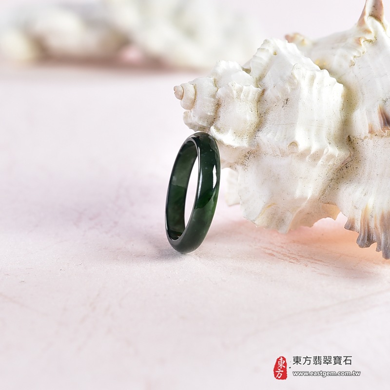 翡翠戒指|天然玉石玉戒・日常配戴與送禮款式|圓滿和合・平安順遂・吉祥如意・福氣常伴・情緣長久|翡翠玉戒・版指戒・板指戒・結婚戒指・男女對戒・情侶對戒|可客製化訂做各式翡翠戒指、吊墜、玉珮與項鍊|RNG1041|商品照片與資料介紹 3 翡翠戒指|天然玉石玉戒・日常配戴與送禮款式|圓滿和合・平安順遂・吉祥如意・福氣常伴・情緣長久|翡翠玉戒・版指戒・板指戒・結婚戒指・男女對戒・情侶對戒|可客製化訂做各式翡翠戒指、吊墜、玉珮與項鍊|RNG1041|商品照片與資料介紹 3
