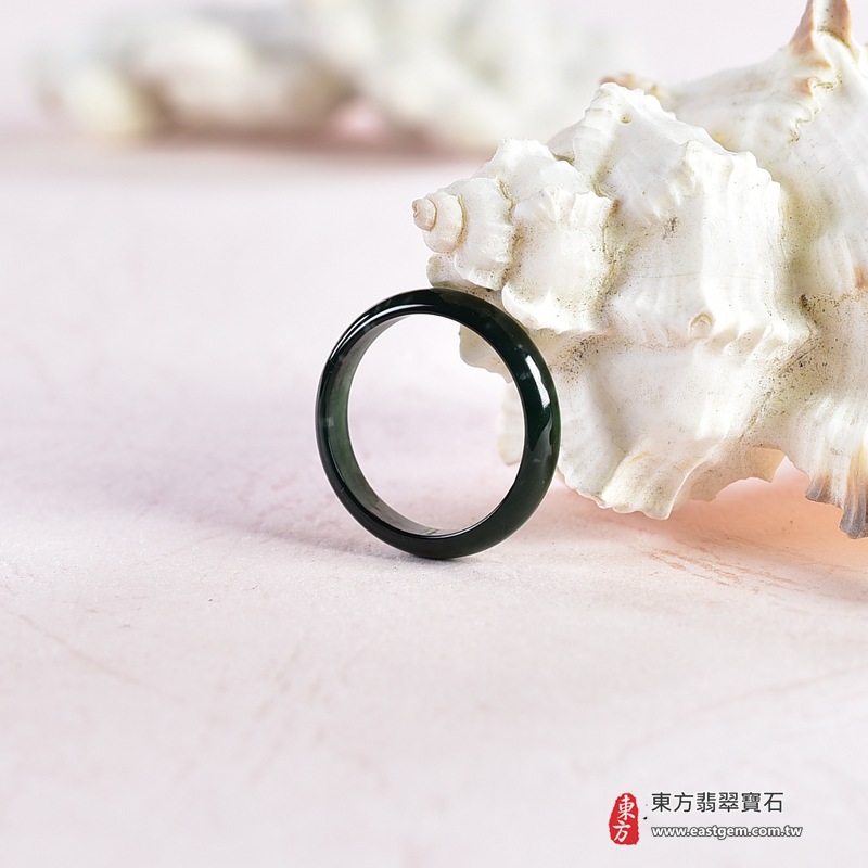 翡翠戒指|天然玉石玉戒・日常配戴與送禮款式|圓滿和合・平安順遂・吉祥如意・福氣常伴・情緣長久|翡翠玉戒・版指戒・板指戒・結婚戒指・男女對戒・情侶對戒|可客製化訂做各式翡翠戒指、吊墜、玉珮與項鍊|RNG1041|商品照片與資料介紹 4 翡翠戒指|天然玉石玉戒・日常配戴與送禮款式|圓滿和合・平安順遂・吉祥如意・福氣常伴・情緣長久|翡翠玉戒・版指戒・板指戒・結婚戒指・男女對戒・情侶對戒|可客製化訂做各式翡翠戒指、吊墜、玉珮與項鍊|RNG1041|商品照片與資料介紹 4