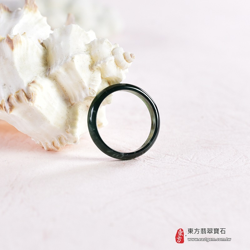 翡翠戒指|天然玉石玉戒・日常配戴與送禮款式|圓滿和合・平安順遂・吉祥如意・福氣常伴・情緣長久|翡翠玉戒・版指戒・板指戒・結婚戒指・男女對戒・情侶對戒|可客製化訂做各式翡翠戒指、吊墜、玉珮與項鍊|RNG1041|商品照片與資料介紹 6 翡翠戒指|天然玉石玉戒・日常配戴與送禮款式|圓滿和合・平安順遂・吉祥如意・福氣常伴・情緣長久|翡翠玉戒・版指戒・板指戒・結婚戒指・男女對戒・情侶對戒|可客製化訂做各式翡翠戒指、吊墜、玉珮與項鍊|RNG1041|商品照片與資料介紹 6