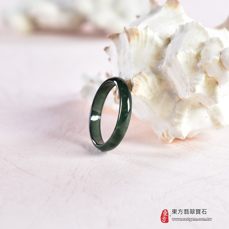 翡翠戒指｜天然玉石玉戒・日常配戴與送禮款式｜圓滿和合・平安順遂・吉祥如意・福氣常伴・情緣長久｜翡翠玉戒・版指戒・板指戒・結婚戒指・男女對戒・情侶對戒｜可客製化訂做各式翡翠戒指、吊墜、玉珮與項鍊｜RNG1042｜商品照片與資料介紹 4