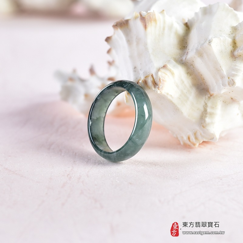 翡翠戒指|天然玉石玉戒・日常配戴與送禮款式|圓滿和合・平安順遂・吉祥如意・福氣常伴・情緣長久|翡翠玉戒・版指戒・板指戒・結婚戒指・男女對戒・情侶對戒|可客製化訂做各式翡翠戒指、吊墜、玉珮與項鍊|RNG1043|商品照片與資料介紹 3 翡翠戒指|天然玉石玉戒・日常配戴與送禮款式|圓滿和合・平安順遂・吉祥如意・福氣常伴・情緣長久|翡翠玉戒・版指戒・板指戒・結婚戒指・男女對戒・情侶對戒|可客製化訂做各式翡翠戒指、吊墜、玉珮與項鍊|RNG1043|商品照片與資料介紹 3