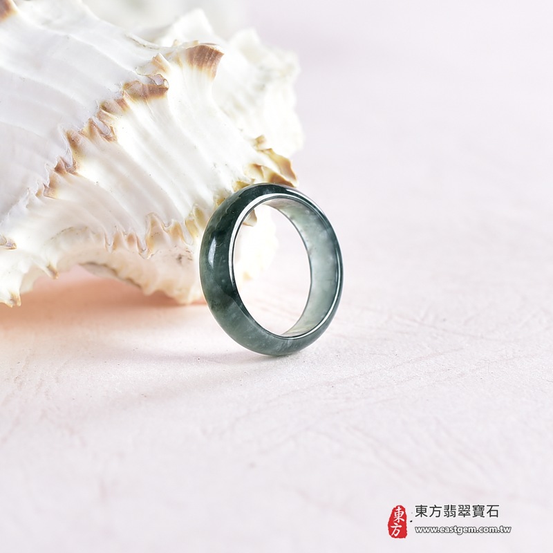 翡翠戒指|天然玉石玉戒・日常配戴與送禮款式|圓滿和合・平安順遂・吉祥如意・福氣常伴・情緣長久|翡翠玉戒・版指戒・板指戒・結婚戒指・男女對戒・情侶對戒|可客製化訂做各式翡翠戒指、吊墜、玉珮與項鍊|RNG1043|商品照片與資料介紹 4 翡翠戒指|天然玉石玉戒・日常配戴與送禮款式|圓滿和合・平安順遂・吉祥如意・福氣常伴・情緣長久|翡翠玉戒・版指戒・板指戒・結婚戒指・男女對戒・情侶對戒|可客製化訂做各式翡翠戒指、吊墜、玉珮與項鍊|RNG1043|商品照片與資料介紹 4