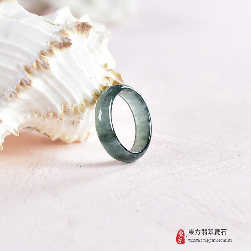 翡翠戒指|天然玉石玉戒・日常配戴與送禮款式|圓滿和合・平安順遂・吉祥如意・福氣常伴・情緣長久|翡翠玉戒・版指戒・板指戒・結婚戒指・男女對戒・情侶對戒|可客製化訂做各式翡翠戒指、吊墜、玉珮與項鍊|RNG1043|商品照片與資料介紹 5 翡翠戒指|天然玉石玉戒・日常配戴與送禮款式|圓滿和合・平安順遂・吉祥如意・福氣常伴・情緣長久|翡翠玉戒・版指戒・板指戒・結婚戒指・男女對戒・情侶對戒|可客製化訂做各式翡翠戒指、吊墜、玉珮與項鍊|RNG1043|商品照片與資料介紹 5
