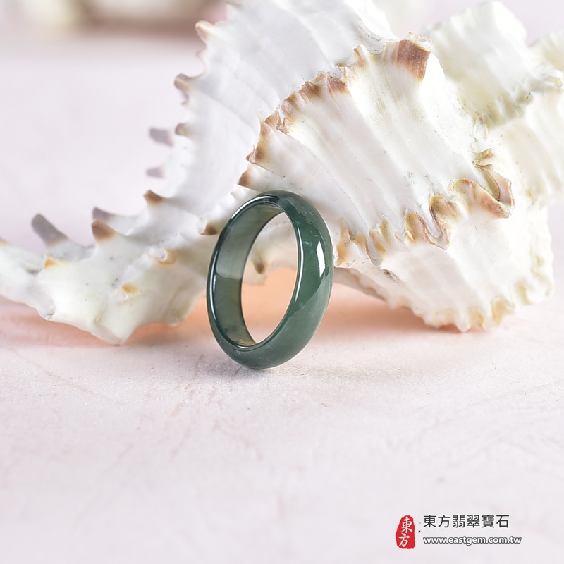 翡翠戒指｜天然玉石玉戒・日常配戴與送禮款式｜圓滿和合・平安順遂・吉祥如意・福氣常伴・情緣長久｜翡翠玉戒・版指戒・板指戒・結婚戒指・男女對戒・情侶對戒｜可客製化訂做各式翡翠戒指、吊墜、玉珮與項鍊｜RNG1044｜商品照片與資料介紹 4