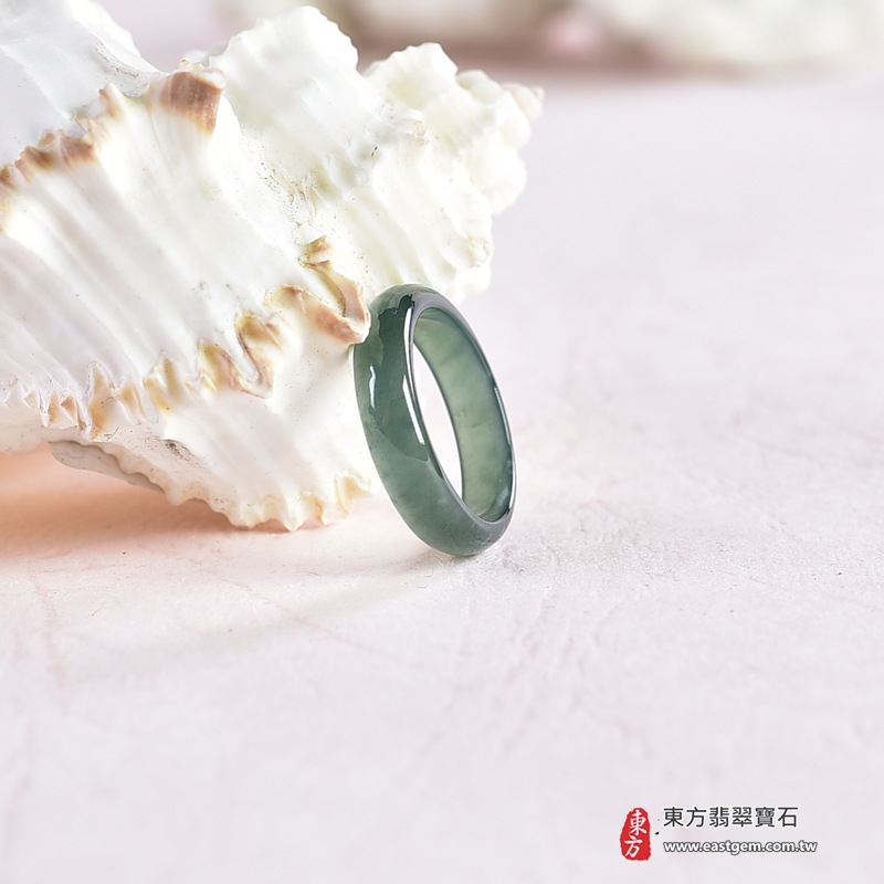 翡翠戒指｜天然玉石玉戒・日常配戴與送禮款式｜圓滿和合・平安順遂・吉祥如意・福氣常伴・情緣長久｜翡翠玉戒・版指戒・板指戒・結婚戒指・男女對戒・情侶對戒｜可客製化訂做各式翡翠戒指、吊墜、玉珮與項鍊｜RNG1044｜商品照片與資料介紹 5