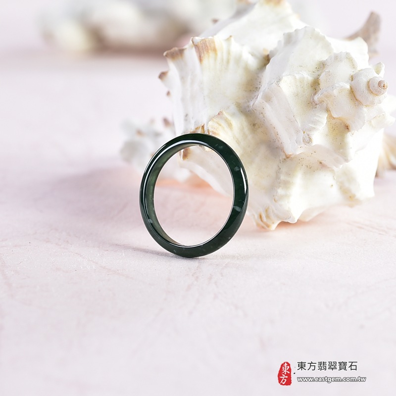 翡翠戒指|天然玉石玉戒・日常配戴與送禮款式|圓滿和合・平安順遂・吉祥如意・福氣常伴・情緣長久|翡翠玉戒・版指戒・板指戒・結婚戒指・男女對戒・情侶對戒|可客製化訂做各式翡翠戒指、吊墜、玉珮與項鍊|RNG1045|商品照片與資料介紹 3 翡翠戒指|天然玉石玉戒・日常配戴與送禮款式|圓滿和合・平安順遂・吉祥如意・福氣常伴・情緣長久|翡翠玉戒・版指戒・板指戒・結婚戒指・男女對戒・情侶對戒|可客製化訂做各式翡翠戒指、吊墜、玉珮與項鍊|RNG1045|商品照片與資料介紹 3