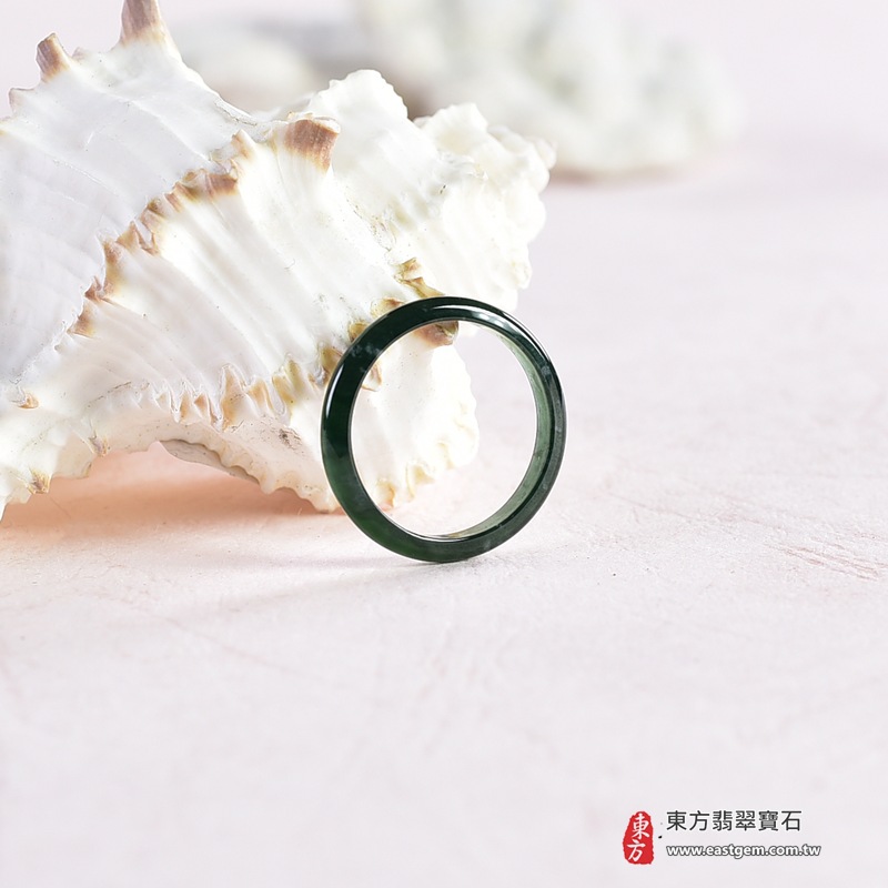 翡翠戒指|天然玉石玉戒・日常配戴與送禮款式|圓滿和合・平安順遂・吉祥如意・福氣常伴・情緣長久|翡翠玉戒・版指戒・板指戒・結婚戒指・男女對戒・情侶對戒|可客製化訂做各式翡翠戒指、吊墜、玉珮與項鍊|RNG1045|商品照片與資料介紹 4 翡翠戒指|天然玉石玉戒・日常配戴與送禮款式|圓滿和合・平安順遂・吉祥如意・福氣常伴・情緣長久|翡翠玉戒・版指戒・板指戒・結婚戒指・男女對戒・情侶對戒|可客製化訂做各式翡翠戒指、吊墜、玉珮與項鍊|RNG1045|商品照片與資料介紹 4