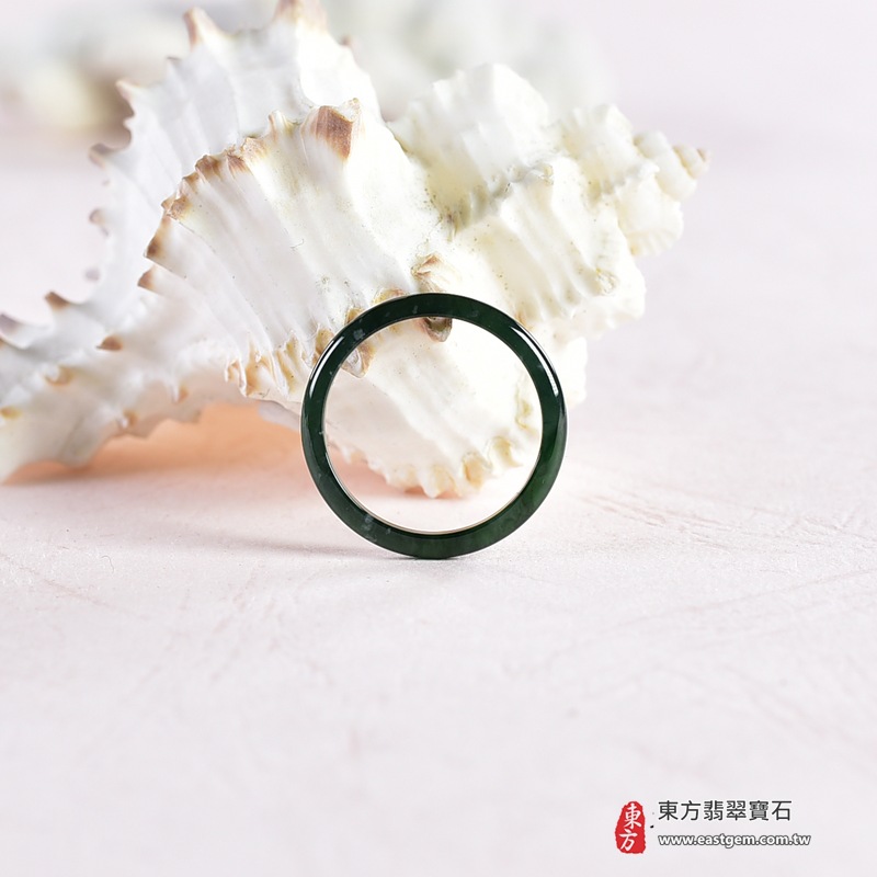 翡翠戒指|天然玉石玉戒・日常配戴與送禮款式|圓滿和合・平安順遂・吉祥如意・福氣常伴・情緣長久|翡翠玉戒・版指戒・板指戒・結婚戒指・男女對戒・情侶對戒|可客製化訂做各式翡翠戒指、吊墜、玉珮與項鍊|RNG1045|商品照片與資料介紹 5 翡翠戒指|天然玉石玉戒・日常配戴與送禮款式|圓滿和合・平安順遂・吉祥如意・福氣常伴・情緣長久|翡翠玉戒・版指戒・板指戒・結婚戒指・男女對戒・情侶對戒|可客製化訂做各式翡翠戒指、吊墜、玉珮與項鍊|RNG1045|商品照片與資料介紹 5