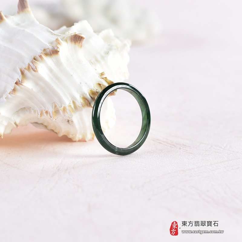 翡翠戒指|天然玉石玉戒・日常配戴與送禮款式|圓滿和合・平安順遂・吉祥如意・福氣常伴・情緣長久|翡翠玉戒・版指戒・板指戒・結婚戒指・男女對戒・情侶對戒|可客製化訂做各式翡翠戒指、吊墜、玉珮與項鍊|RNG1045|商品照片與資料介紹 6 翡翠戒指|天然玉石玉戒・日常配戴與送禮款式|圓滿和合・平安順遂・吉祥如意・福氣常伴・情緣長久|翡翠玉戒・版指戒・板指戒・結婚戒指・男女對戒・情侶對戒|可客製化訂做各式翡翠戒指、吊墜、玉珮與項鍊|RNG1045|商品照片與資料介紹 6