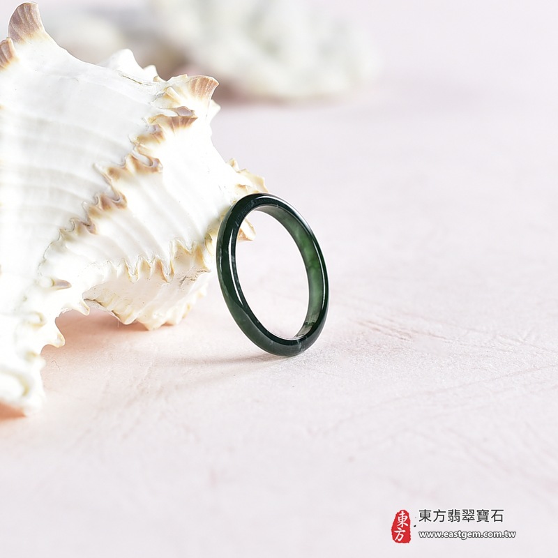 翡翠戒指|天然玉石玉戒・日常配戴與送禮款式|圓滿和合・平安順遂・吉祥如意・福氣常伴・情緣長久|翡翠玉戒・版指戒・板指戒・結婚戒指・男女對戒・情侶對戒|可客製化訂做各式翡翠戒指、吊墜、玉珮與項鍊|RNG1045|商品照片與資料介紹 7 翡翠戒指|天然玉石玉戒・日常配戴與送禮款式|圓滿和合・平安順遂・吉祥如意・福氣常伴・情緣長久|翡翠玉戒・版指戒・板指戒・結婚戒指・男女對戒・情侶對戒|可客製化訂做各式翡翠戒指、吊墜、玉珮與項鍊|RNG1045|商品照片與資料介紹 7