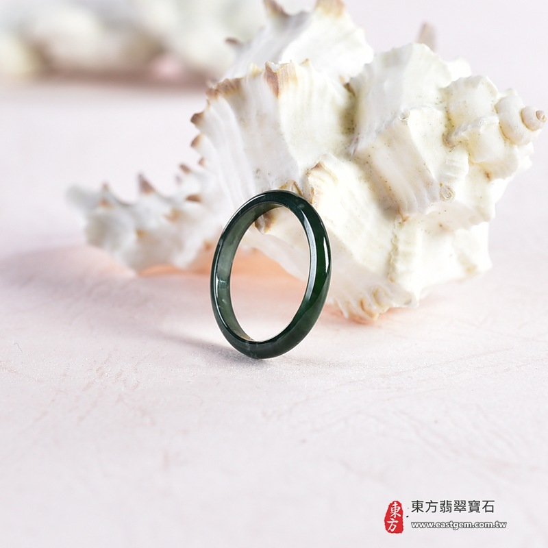 翡翠戒指|天然玉石玉戒・日常配戴與送禮款式|圓滿和合・平安順遂・吉祥如意・福氣常伴・情緣長久|翡翠玉戒・版指戒・板指戒・結婚戒指・男女對戒・情侶對戒|可客製化訂做各式翡翠戒指、吊墜、玉珮與項鍊|RNG1045|商品照片與資料介紹 8 翡翠戒指|天然玉石玉戒・日常配戴與送禮款式|圓滿和合・平安順遂・吉祥如意・福氣常伴・情緣長久|翡翠玉戒・版指戒・板指戒・結婚戒指・男女對戒・情侶對戒|可客製化訂做各式翡翠戒指、吊墜、玉珮與項鍊|RNG1045|商品照片與資料介紹 8