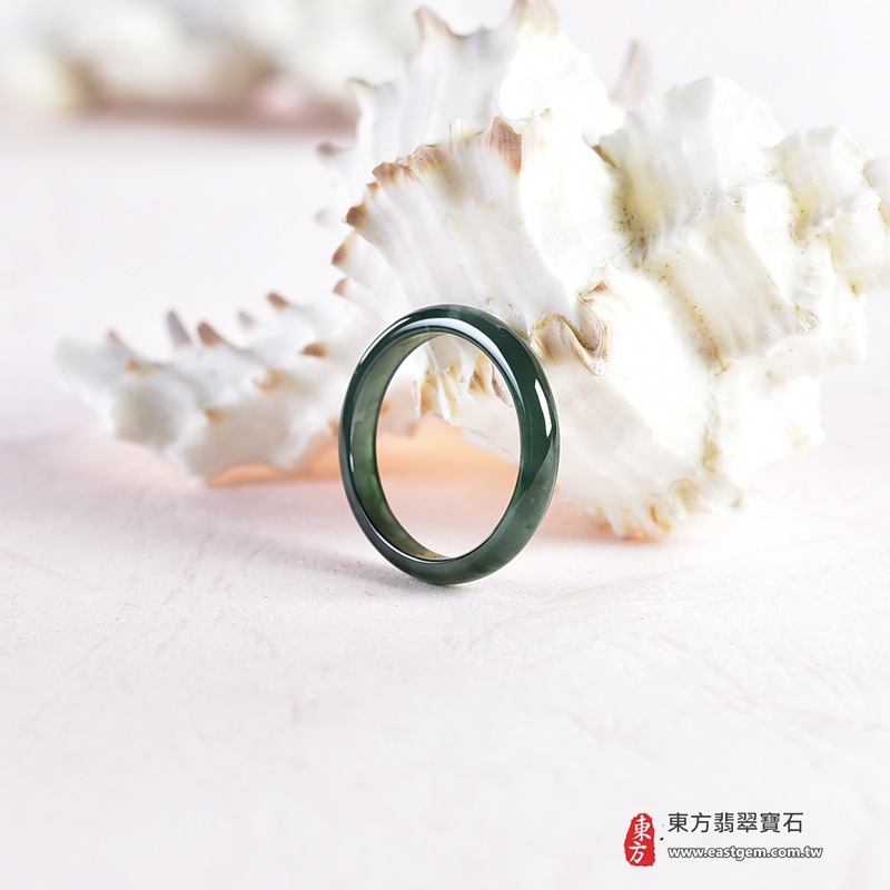 翡翠戒指|天然玉石玉戒・日常配戴與送禮款式|圓滿和合・平安順遂・吉祥如意・福氣常伴・情緣長久|翡翠玉戒・版指戒・板指戒・結婚戒指・男女對戒・情侶對戒|可客製化訂做各式翡翠戒指、吊墜、玉珮與項鍊|RNG1047|商品照片與資料介紹 4 翡翠戒指|天然玉石玉戒・日常配戴與送禮款式|圓滿和合・平安順遂・吉祥如意・福氣常伴・情緣長久|翡翠玉戒・版指戒・板指戒・結婚戒指・男女對戒・情侶對戒|可客製化訂做各式翡翠戒指、吊墜、玉珮與項鍊|RNG1047|商品照片與資料介紹 4