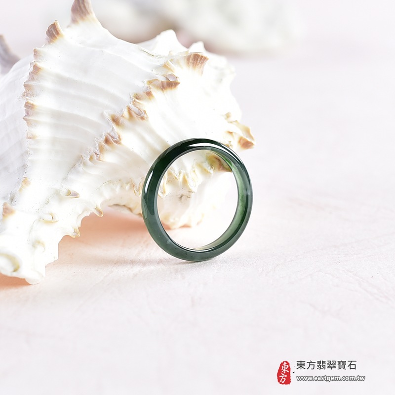 翡翠戒指|天然玉石玉戒・日常配戴與送禮款式|圓滿和合・平安順遂・吉祥如意・福氣常伴・情緣長久|翡翠玉戒・版指戒・板指戒・結婚戒指・男女對戒・情侶對戒|可客製化訂做各式翡翠戒指、吊墜、玉珮與項鍊|RNG1047|商品照片與資料介紹 6 翡翠戒指|天然玉石玉戒・日常配戴與送禮款式|圓滿和合・平安順遂・吉祥如意・福氣常伴・情緣長久|翡翠玉戒・版指戒・板指戒・結婚戒指・男女對戒・情侶對戒|可客製化訂做各式翡翠戒指、吊墜、玉珮與項鍊|RNG1047|商品照片與資料介紹 6