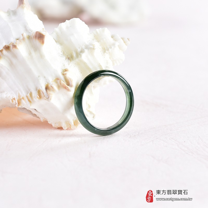 翡翠戒指|天然玉石玉戒・日常配戴與送禮款式|圓滿和合・平安順遂・吉祥如意・福氣常伴・情緣長久|翡翠玉戒・版指戒・板指戒・結婚戒指・男女對戒・情侶對戒|可客製化訂做各式翡翠戒指、吊墜、玉珮與項鍊|RNG1047|商品照片與資料介紹 7 翡翠戒指|天然玉石玉戒・日常配戴與送禮款式|圓滿和合・平安順遂・吉祥如意・福氣常伴・情緣長久|翡翠玉戒・版指戒・板指戒・結婚戒指・男女對戒・情侶對戒|可客製化訂做各式翡翠戒指、吊墜、玉珮與項鍊|RNG1047|商品照片與資料介紹 7