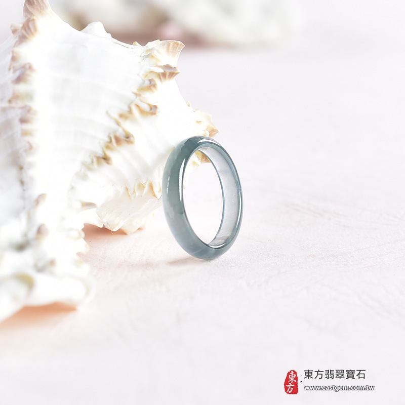 翡翠戒指|天然玉石玉戒・日常配戴與送禮款式|圓滿和合・平安順遂・吉祥如意・福氣常伴・情緣長久|翡翠玉戒・版指戒・板指戒・結婚戒指・男女對戒・情侶對戒|可客製化訂做各式翡翠戒指、吊墜、玉珮與項鍊|RNG1048|商品照片與資料介紹 6 翡翠戒指|天然玉石玉戒・日常配戴與送禮款式|圓滿和合・平安順遂・吉祥如意・福氣常伴・情緣長久|翡翠玉戒・版指戒・板指戒・結婚戒指・男女對戒・情侶對戒|可客製化訂做各式翡翠戒指、吊墜、玉珮與項鍊|RNG1048|商品照片與資料介紹 6