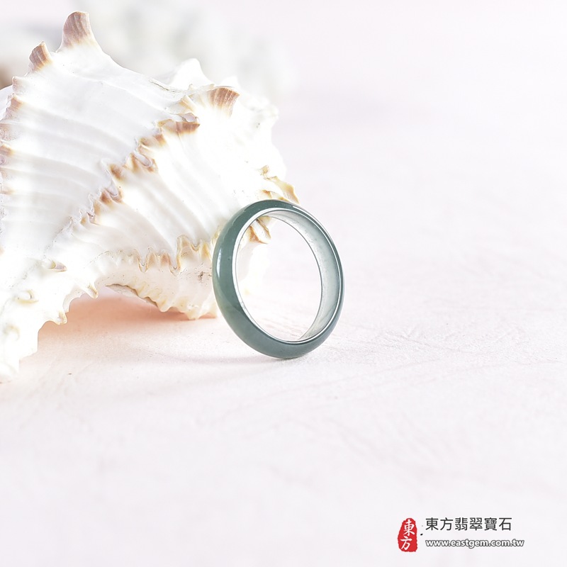 翡翠戒指｜天然玉石玉戒・日常配戴與送禮款式｜圓滿和合・平安順遂・吉祥如意・福氣常伴・情緣長久｜翡翠玉戒・版指戒・板指戒・結婚戒指・男女對戒・情侶對戒｜可客製化訂做各式翡翠戒指、吊墜、玉珮與項鍊｜RNG1049｜商品照片與資料介紹 5