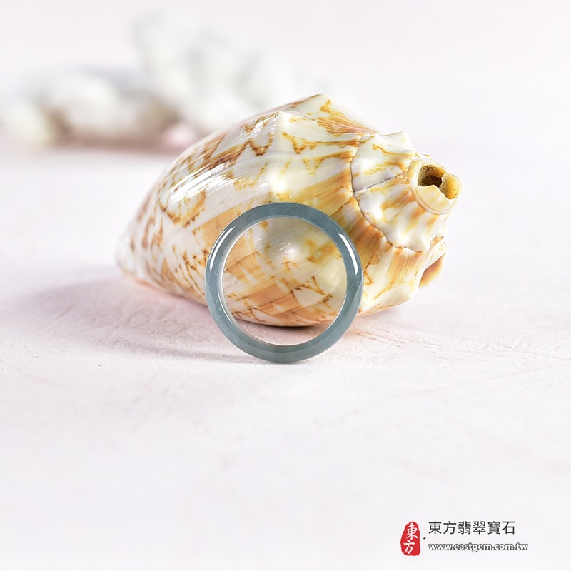 翡翠戒指|天然玉石玉戒・日常配戴與送禮款式|圓滿和合・平安順遂・吉祥如意・福氣常伴・情緣長久|翡翠玉戒・版指戒・板指戒・結婚戒指・男女對戒・情侶對戒|可客製化訂做各式翡翠戒指、吊墜、玉珮與項鍊|RNG1052|商品照片與資料介紹 4 翡翠戒指|天然玉石玉戒・日常配戴與送禮款式|圓滿和合・平安順遂・吉祥如意・福氣常伴・情緣長久|翡翠玉戒・版指戒・板指戒・結婚戒指・男女對戒・情侶對戒|可客製化訂做各式翡翠戒指、吊墜、玉珮與項鍊|RNG1052|商品照片與資料介紹 4