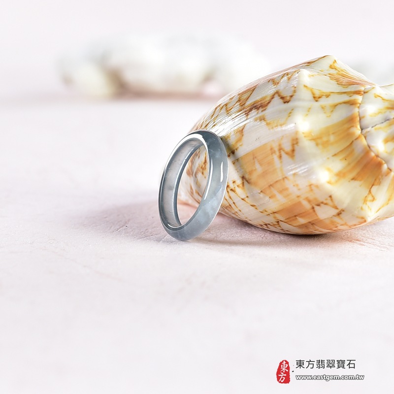 翡翠戒指|天然玉石玉戒・日常配戴與送禮款式|圓滿和合・平安順遂・吉祥如意・福氣常伴・情緣長久|翡翠玉戒・版指戒・板指戒・結婚戒指・男女對戒・情侶對戒|可客製化訂做各式翡翠戒指、吊墜、玉珮與項鍊|RNG1053|商品照片與資料介紹 6 翡翠戒指|天然玉石玉戒・日常配戴與送禮款式|圓滿和合・平安順遂・吉祥如意・福氣常伴・情緣長久|翡翠玉戒・版指戒・板指戒・結婚戒指・男女對戒・情侶對戒|可客製化訂做各式翡翠戒指、吊墜、玉珮與項鍊|RNG1053|商品照片與資料介紹 6