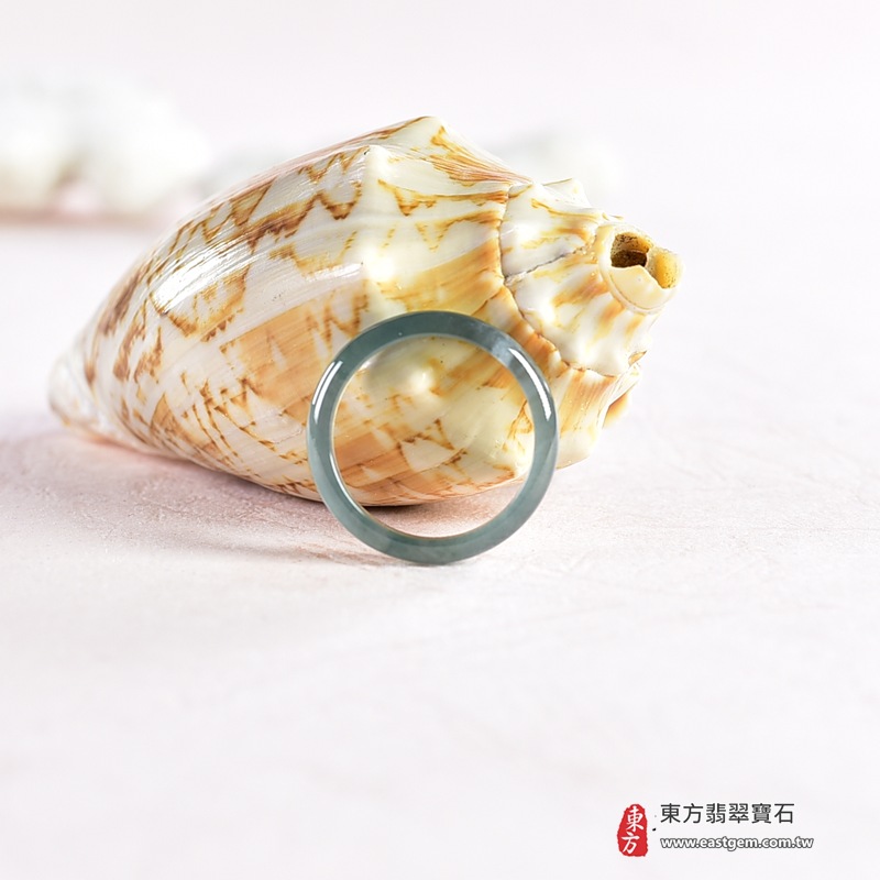 翡翠戒指|天然玉石玉戒・日常配戴與送禮款式|圓滿和合・平安順遂・吉祥如意・福氣常伴・情緣長久|翡翠玉戒・版指戒・板指戒・結婚戒指・男女對戒・情侶對戒|可客製化訂做各式翡翠戒指、吊墜、玉珮與項鍊|RNG1054|商品照片與資料介紹 3 翡翠戒指|天然玉石玉戒・日常配戴與送禮款式|圓滿和合・平安順遂・吉祥如意・福氣常伴・情緣長久|翡翠玉戒・版指戒・板指戒・結婚戒指・男女對戒・情侶對戒|可客製化訂做各式翡翠戒指、吊墜、玉珮與項鍊|RNG1054|商品照片與資料介紹 3