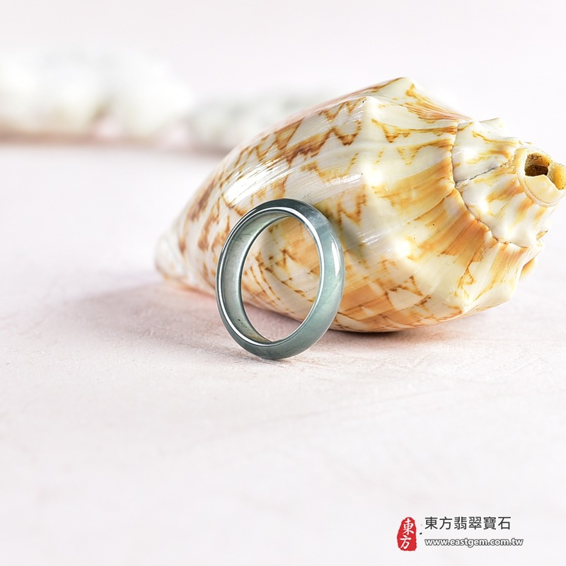 翡翠戒指|天然玉石玉戒・日常配戴與送禮款式|圓滿和合・平安順遂・吉祥如意・福氣常伴・情緣長久|翡翠玉戒・版指戒・板指戒・結婚戒指・男女對戒・情侶對戒|可客製化訂做各式翡翠戒指、吊墜、玉珮與項鍊|RNG1054|商品照片與資料介紹 4 翡翠戒指|天然玉石玉戒・日常配戴與送禮款式|圓滿和合・平安順遂・吉祥如意・福氣常伴・情緣長久|翡翠玉戒・版指戒・板指戒・結婚戒指・男女對戒・情侶對戒|可客製化訂做各式翡翠戒指、吊墜、玉珮與項鍊|RNG1054|商品照片與資料介紹 4