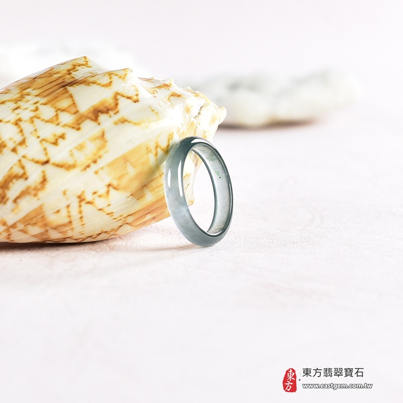 翡翠戒指|天然玉石玉戒・日常配戴與送禮款式|圓滿和合・平安順遂・吉祥如意・福氣常伴・情緣長久|翡翠玉戒・版指戒・板指戒・結婚戒指・男女對戒・情侶對戒|可客製化訂做各式翡翠戒指、吊墜、玉珮與項鍊|RNG1054|商品照片與資料介紹 6 翡翠戒指|天然玉石玉戒・日常配戴與送禮款式|圓滿和合・平安順遂・吉祥如意・福氣常伴・情緣長久|翡翠玉戒・版指戒・板指戒・結婚戒指・男女對戒・情侶對戒|可客製化訂做各式翡翠戒指、吊墜、玉珮與項鍊|RNG1054|商品照片與資料介紹 6