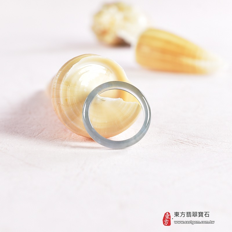 翡翠戒指|天然玉石玉戒・日常配戴與送禮款式|圓滿和合・平安順遂・吉祥如意・福氣常伴・情緣長久|翡翠玉戒・版指戒・板指戒・結婚戒指・男女對戒・情侶對戒|可客製化訂做各式翡翠戒指、吊墜、玉珮與項鍊|RNG1055|商品照片與資料介紹 4 翡翠戒指|天然玉石玉戒・日常配戴與送禮款式|圓滿和合・平安順遂・吉祥如意・福氣常伴・情緣長久|翡翠玉戒・版指戒・板指戒・結婚戒指・男女對戒・情侶對戒|可客製化訂做各式翡翠戒指、吊墜、玉珮與項鍊|RNG1055|商品照片與資料介紹 4