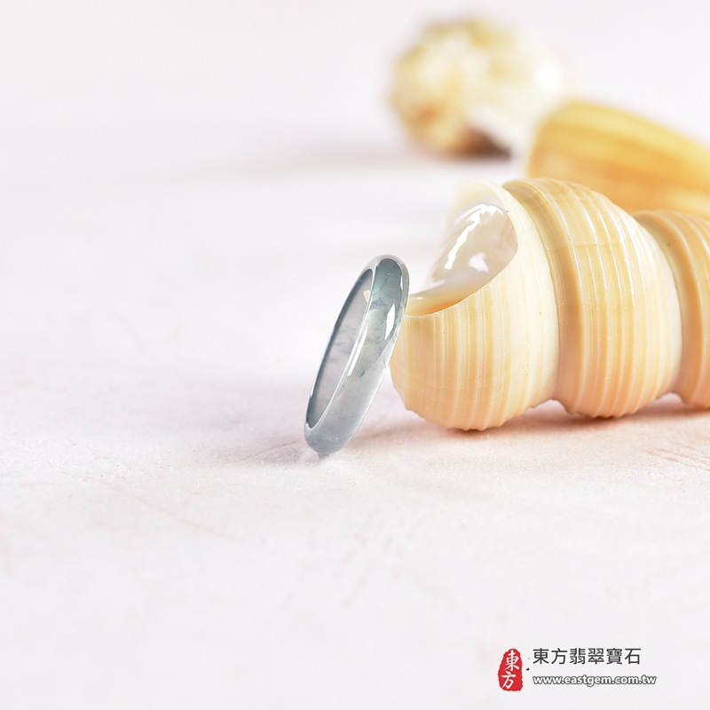 翡翠戒指|天然玉石玉戒・日常配戴與送禮款式|圓滿和合・平安順遂・吉祥如意・福氣常伴・情緣長久|翡翠玉戒・版指戒・板指戒・結婚戒指・男女對戒・情侶對戒|可客製化訂做各式翡翠戒指、吊墜、玉珮與項鍊|RNG1055|商品照片與資料介紹 5 翡翠戒指|天然玉石玉戒・日常配戴與送禮款式|圓滿和合・平安順遂・吉祥如意・福氣常伴・情緣長久|翡翠玉戒・版指戒・板指戒・結婚戒指・男女對戒・情侶對戒|可客製化訂做各式翡翠戒指、吊墜、玉珮與項鍊|RNG1055|商品照片與資料介紹 5