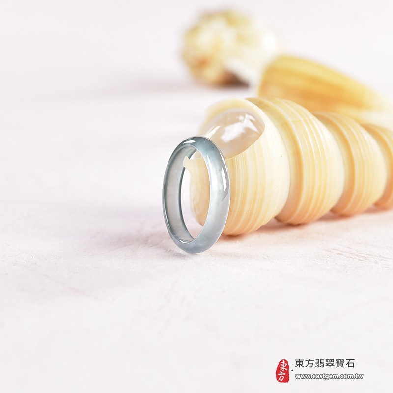 翡翠戒指|天然玉石玉戒・日常配戴與送禮款式|圓滿和合・平安順遂・吉祥如意・福氣常伴・情緣長久|翡翠玉戒・版指戒・板指戒・結婚戒指・男女對戒・情侶對戒|可客製化訂做各式翡翠戒指、吊墜、玉珮與項鍊|RNG1055|商品照片與資料介紹 6 翡翠戒指|天然玉石玉戒・日常配戴與送禮款式|圓滿和合・平安順遂・吉祥如意・福氣常伴・情緣長久|翡翠玉戒・版指戒・板指戒・結婚戒指・男女對戒・情侶對戒|可客製化訂做各式翡翠戒指、吊墜、玉珮與項鍊|RNG1055|商品照片與資料介紹 6