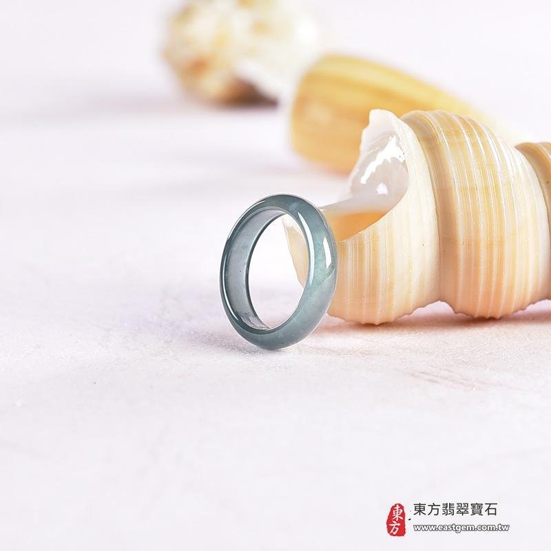 翡翠戒指|天然玉石玉戒・日常配戴與送禮款式|圓滿和合・平安順遂・吉祥如意・福氣常伴・情緣長久|翡翠玉戒・版指戒・板指戒・結婚戒指・男女對戒・情侶對戒|可客製化訂做各式翡翠戒指、吊墜、玉珮與項鍊|RNG1056|商品照片與資料介紹 3 翡翠戒指|天然玉石玉戒・日常配戴與送禮款式|圓滿和合・平安順遂・吉祥如意・福氣常伴・情緣長久|翡翠玉戒・版指戒・板指戒・結婚戒指・男女對戒・情侶對戒|可客製化訂做各式翡翠戒指、吊墜、玉珮與項鍊|RNG1056|商品照片與資料介紹 3