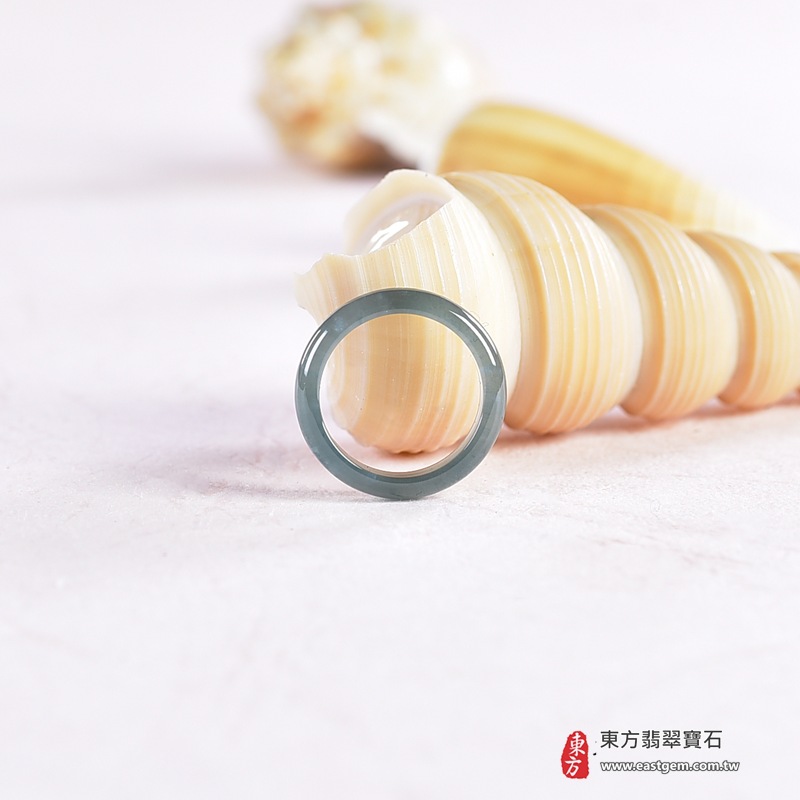 翡翠戒指|天然玉石玉戒・日常配戴與送禮款式|圓滿和合・平安順遂・吉祥如意・福氣常伴・情緣長久|翡翠玉戒・版指戒・板指戒・結婚戒指・男女對戒・情侶對戒|可客製化訂做各式翡翠戒指、吊墜、玉珮與項鍊|RNG1056|商品照片與資料介紹 4 翡翠戒指|天然玉石玉戒・日常配戴與送禮款式|圓滿和合・平安順遂・吉祥如意・福氣常伴・情緣長久|翡翠玉戒・版指戒・板指戒・結婚戒指・男女對戒・情侶對戒|可客製化訂做各式翡翠戒指、吊墜、玉珮與項鍊|RNG1056|商品照片與資料介紹 4