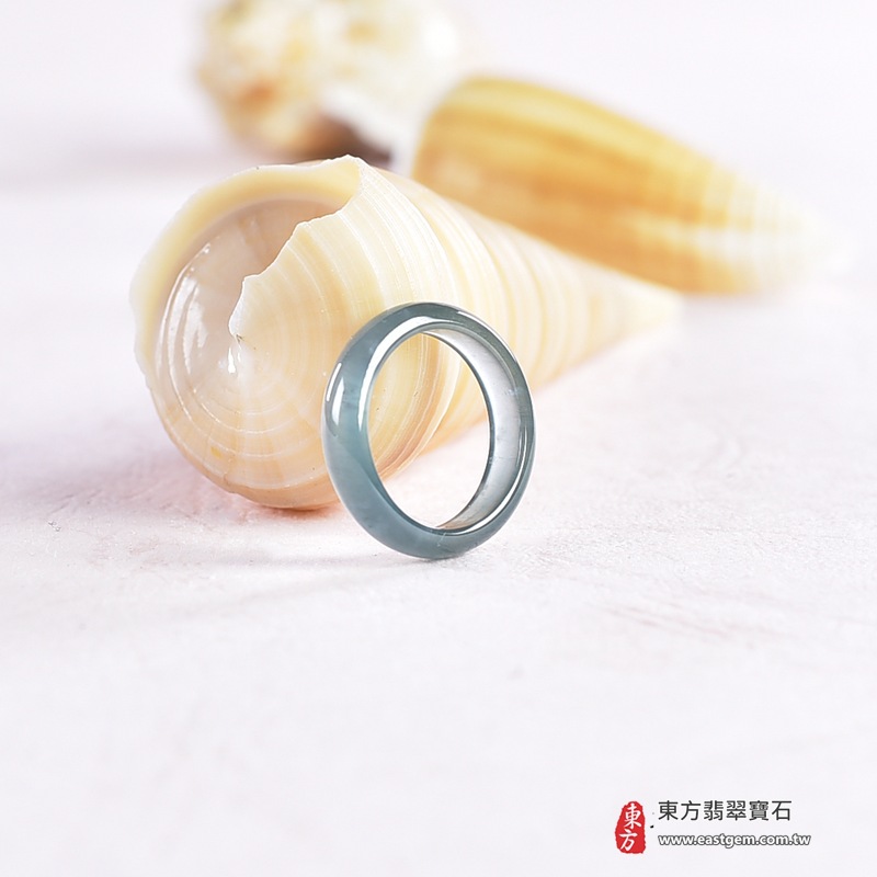 翡翠戒指|天然玉石玉戒・日常配戴與送禮款式|圓滿和合・平安順遂・吉祥如意・福氣常伴・情緣長久|翡翠玉戒・版指戒・板指戒・結婚戒指・男女對戒・情侶對戒|可客製化訂做各式翡翠戒指、吊墜、玉珮與項鍊|RNG1056|商品照片與資料介紹 5 翡翠戒指|天然玉石玉戒・日常配戴與送禮款式|圓滿和合・平安順遂・吉祥如意・福氣常伴・情緣長久|翡翠玉戒・版指戒・板指戒・結婚戒指・男女對戒・情侶對戒|可客製化訂做各式翡翠戒指、吊墜、玉珮與項鍊|RNG1056|商品照片與資料介紹 5
