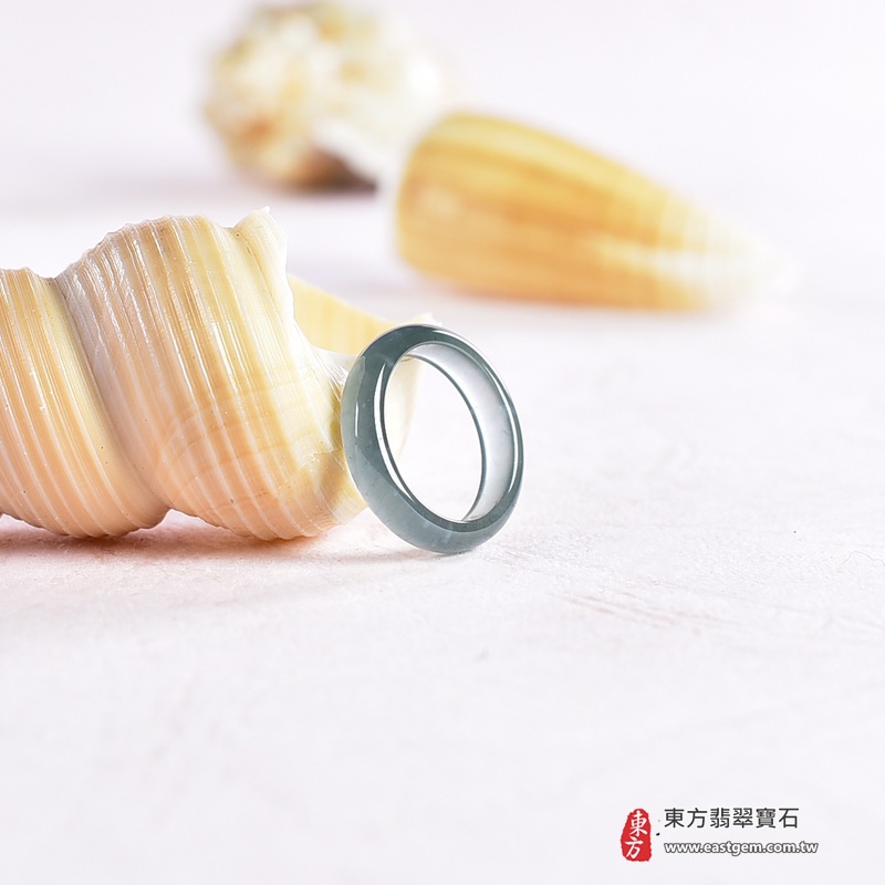 翡翠戒指|天然玉石玉戒・日常配戴與送禮款式|圓滿和合・平安順遂・吉祥如意・福氣常伴・情緣長久|翡翠玉戒・版指戒・板指戒・結婚戒指・男女對戒・情侶對戒|可客製化訂做各式翡翠戒指、吊墜、玉珮與項鍊|RNG1056|商品照片與資料介紹 6 翡翠戒指|天然玉石玉戒・日常配戴與送禮款式|圓滿和合・平安順遂・吉祥如意・福氣常伴・情緣長久|翡翠玉戒・版指戒・板指戒・結婚戒指・男女對戒・情侶對戒|可客製化訂做各式翡翠戒指、吊墜、玉珮與項鍊|RNG1056|商品照片與資料介紹 6