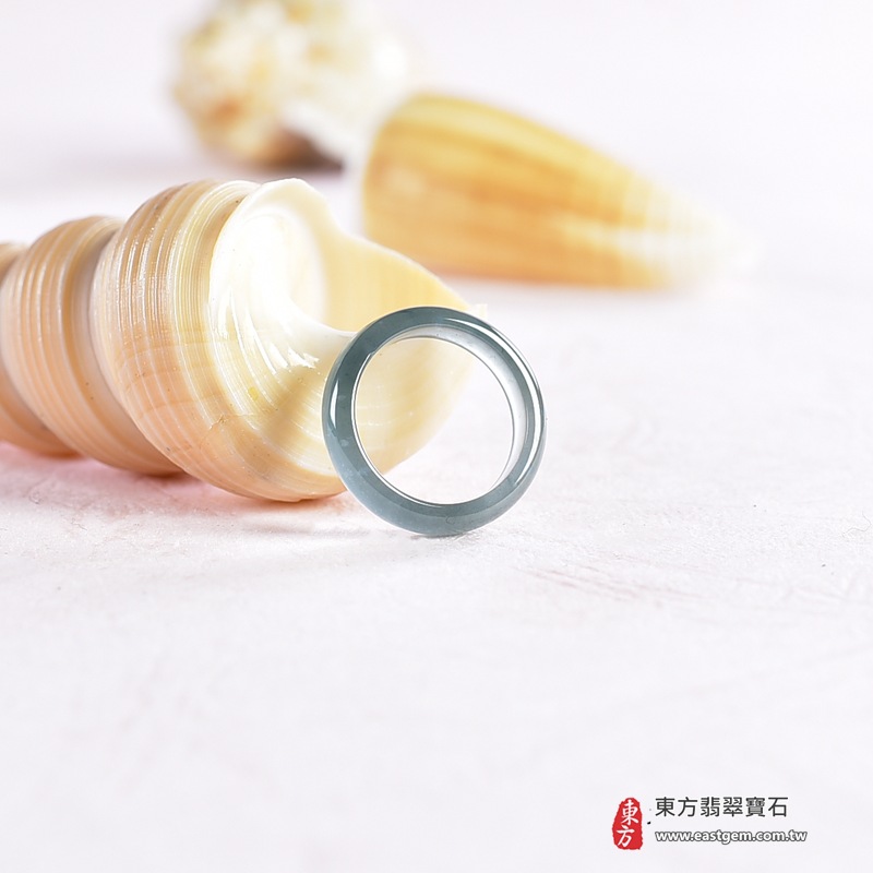 翡翠戒指|天然玉石玉戒・日常配戴與送禮款式|圓滿和合・平安順遂・吉祥如意・福氣常伴・情緣長久|翡翠玉戒・版指戒・板指戒・結婚戒指・男女對戒・情侶對戒|可客製化訂做各式翡翠戒指、吊墜、玉珮與項鍊|RNG1056|商品照片與資料介紹 7 翡翠戒指|天然玉石玉戒・日常配戴與送禮款式|圓滿和合・平安順遂・吉祥如意・福氣常伴・情緣長久|翡翠玉戒・版指戒・板指戒・結婚戒指・男女對戒・情侶對戒|可客製化訂做各式翡翠戒指、吊墜、玉珮與項鍊|RNG1056|商品照片與資料介紹 7