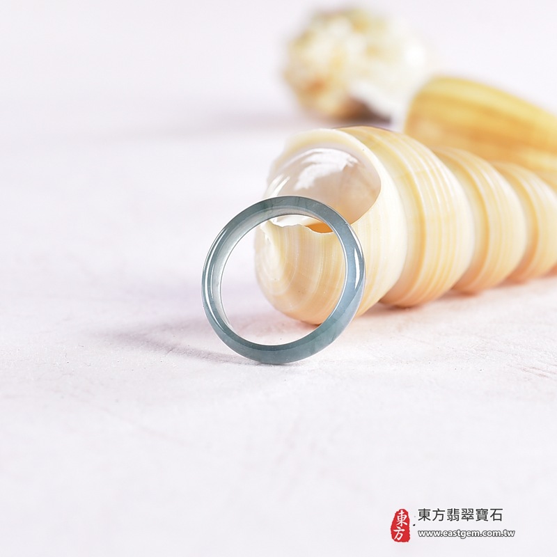翡翠戒指|天然玉石玉戒・日常配戴與送禮款式|圓滿和合・平安順遂・吉祥如意・福氣常伴・情緣長久|翡翠玉戒・版指戒・板指戒・結婚戒指・男女對戒・情侶對戒|可客製化訂做各式翡翠戒指、吊墜、玉珮與項鍊|RNG1057|商品照片與資料介紹 4 翡翠戒指|天然玉石玉戒・日常配戴與送禮款式|圓滿和合・平安順遂・吉祥如意・福氣常伴・情緣長久|翡翠玉戒・版指戒・板指戒・結婚戒指・男女對戒・情侶對戒|可客製化訂做各式翡翠戒指、吊墜、玉珮與項鍊|RNG1057|商品照片與資料介紹 4